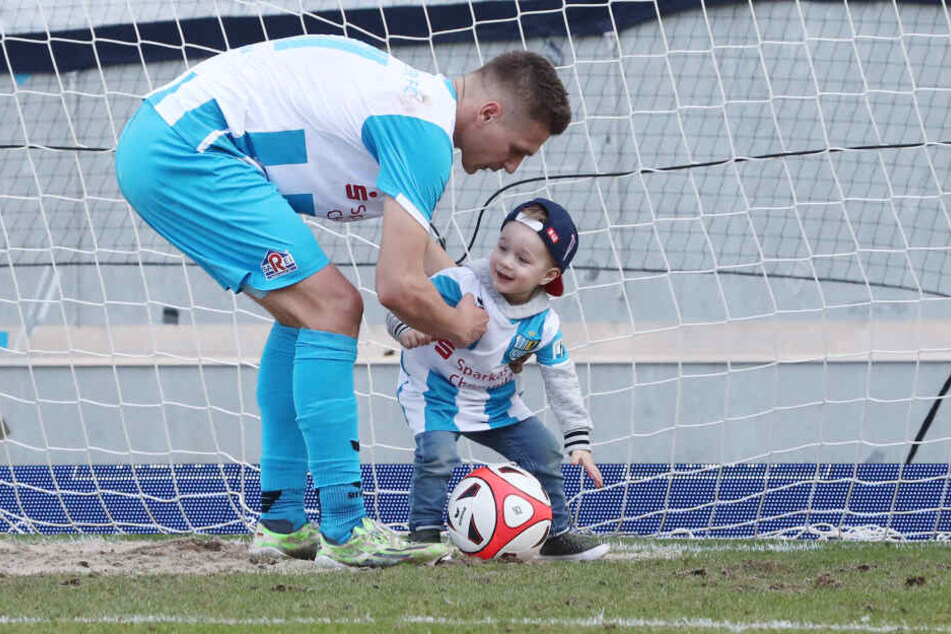 Toooor! Daniel freut sich mit seinem Sohnemann Leo. Der Knirps hatte eingenetzt. Jetzt soll der Papa bei Lok Leipzig nachziehen. Für den CFC wäre es wichtig.