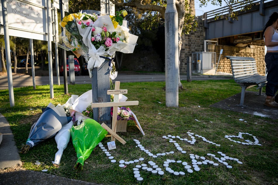 Schulfreunde und Familie des 15-Jährigen haben am Unfallort eine kleine Gedenkstätte eingerichtet und Blumen niedergelegt.