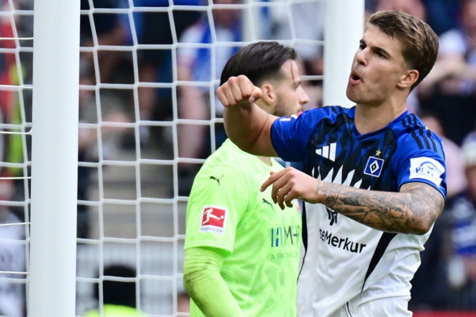 Das tat weh: Nach einer vergebenen Chance schlug HSV-Verteidiger Luka Vuskovic (18) aus Wut gegen den Pfosten - und verletzte sich an der Hand.