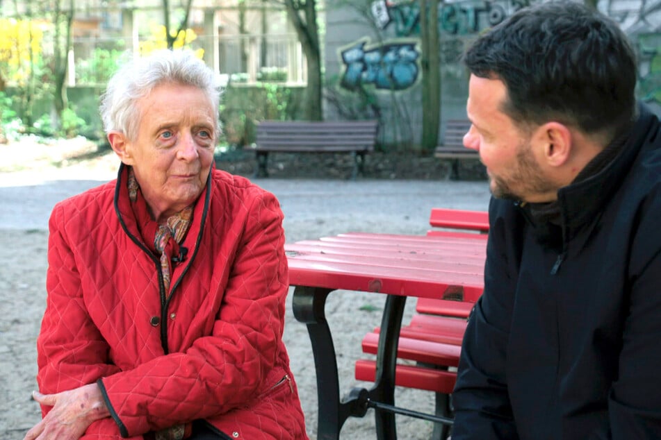 Ex-RAF-Terroristin Silke Maier-Witt (76) im Gespräch mit MDR-Reporter Albrecht Radon. Für eine Reportage über die sogenannten "Vulkangruppen" trafen sich die Journalisten mit dem einstigen Mitglied der Roten Armee Fraktion.