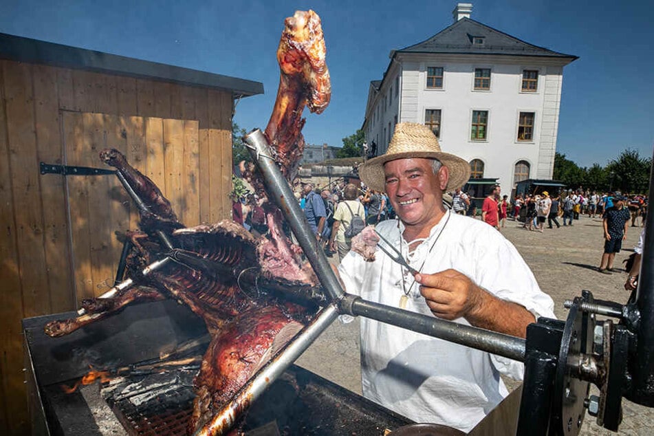 Kein Fest ohne Schwein am Grill: Peter (50) weiß, wie der Braten schmackhaft wird.