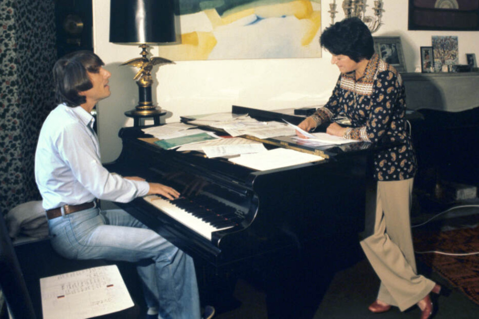 1. August 1977: Texterin Irma Holder (rechts) und Udo Jürgens proben in der Schweiz ein Musikstück.