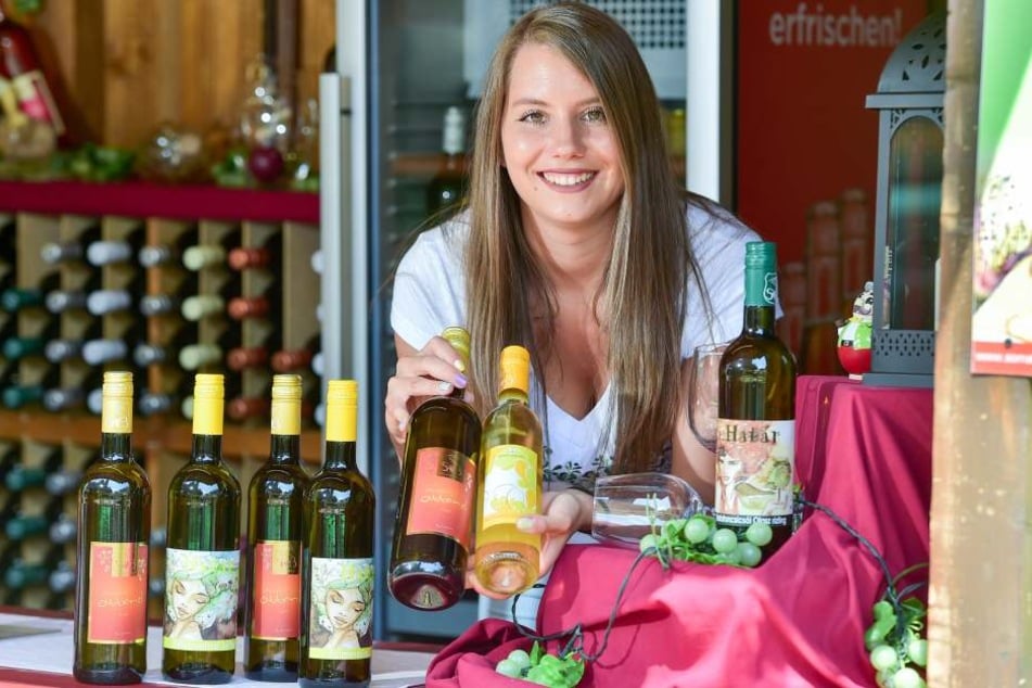 Kristina Horvath (26) präsentiert süße Weine des Weinguts "Soma Borpince" aus Ungarn.