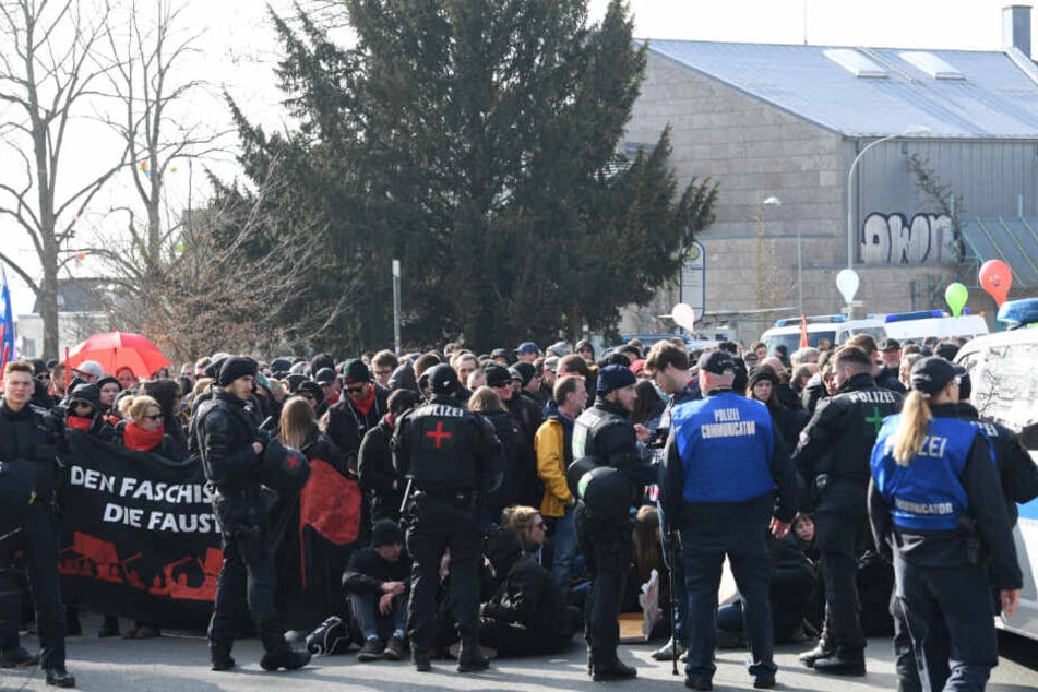 Demonstranten stehen am 24.03.2018 vor der Stadthalle in Wetzlar.