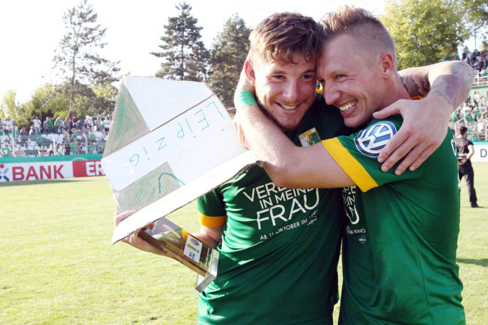 Siegtorschütze Kai Druschky (l.) freute sich mit Teamkollege Florian Schmidt über den Pokalcoup gegen Regensburg.