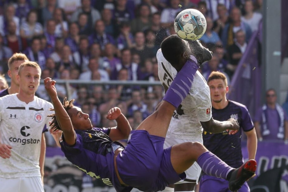 Osnabrücks Etienne Amenyido (l) tritt Youba Diarra (r) von St. Pauli bei einem versuchten Fallrückzieher an den Kopf.
