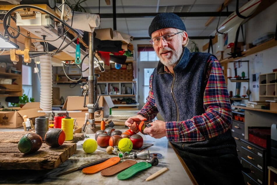 Ulrich Czerny mit Jonglierbällen in seiner Werkstatt im WERKRAUM Lichtenau.