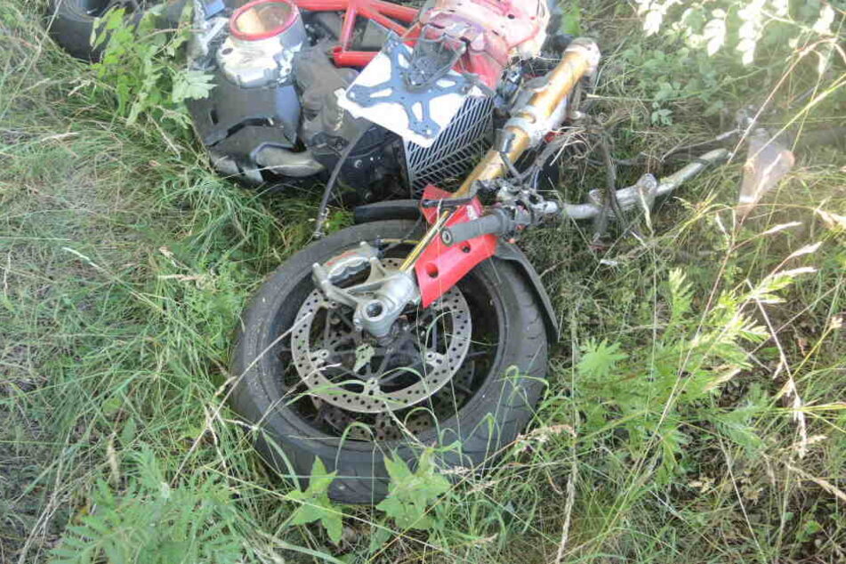 Die Maschine des 37-Jährigen liegt schwer demoliert im Gras. Der Motorradfahrer starb noch am Unfallort.