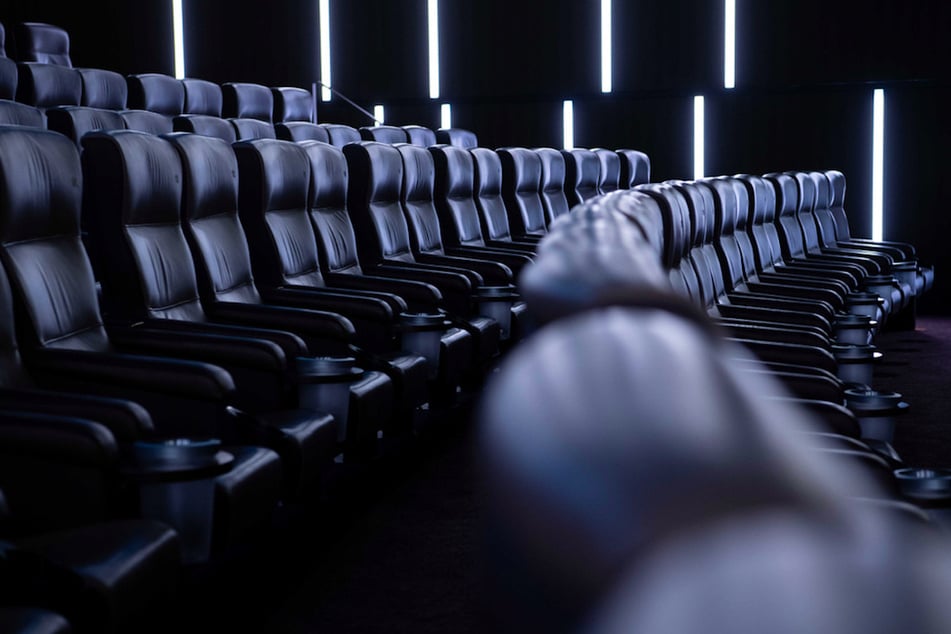 Auf den Kinosesseln im Kinosaal "Arri" der Astor Film Lounge in München dürfen bald wieder Besucher Platz nehmen.