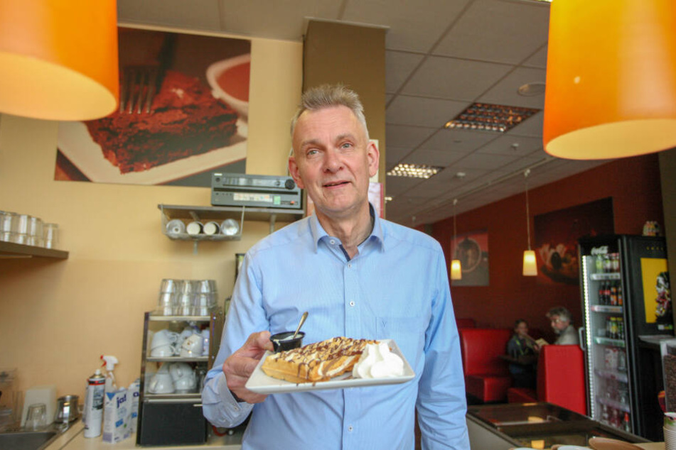 Schokoladenbar-Inhaber Peter Mattis (56) freut sich über jede neue Gastronomie, die sich in der Straße der Nationen einreiht.
