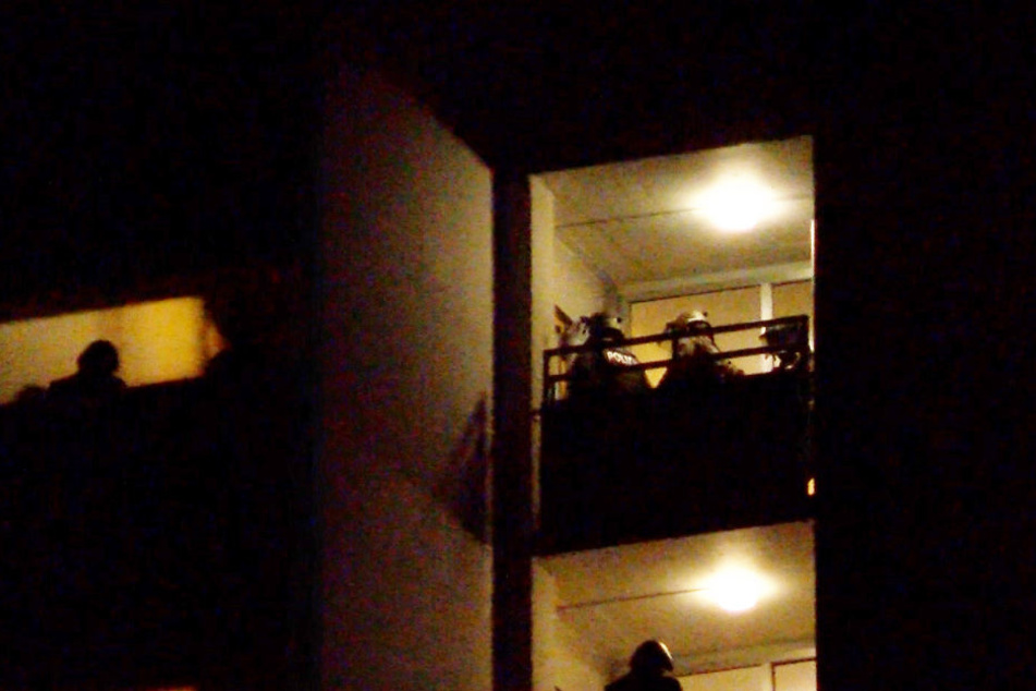 Polizisten während des Einsatzes im Hochhaus.