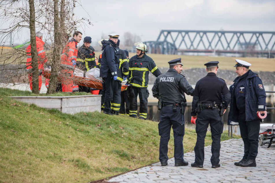 Die Feuerwehr hat die Wasserleiche geborgen und mit einem Rettungswagen abtransportiert.