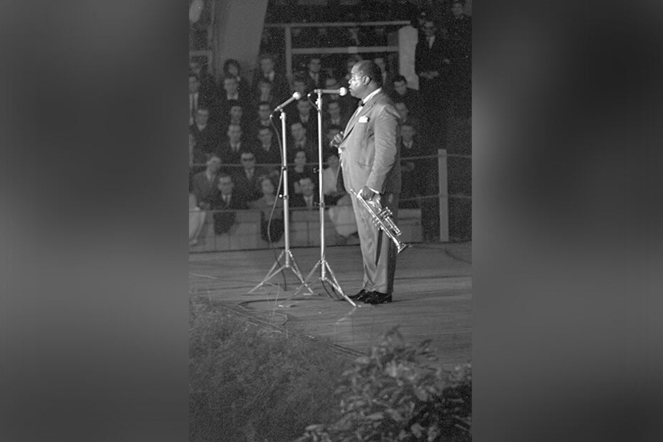 Das Original: Jazz-Trompeter Louis Armstrong bei seinem Auftritt 1965 in der Magdeburger Festhalle.