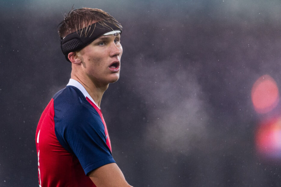 Leo Östigard spielte für Norwegens U21 mit Kopfverband.
