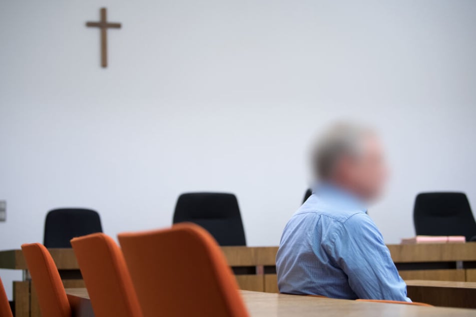 Der wegen Körperverletzung in zwei Fällen angeklagte 47-jährige Mann sitzt im Landgericht München I im Verhandlungssaal im Februar.