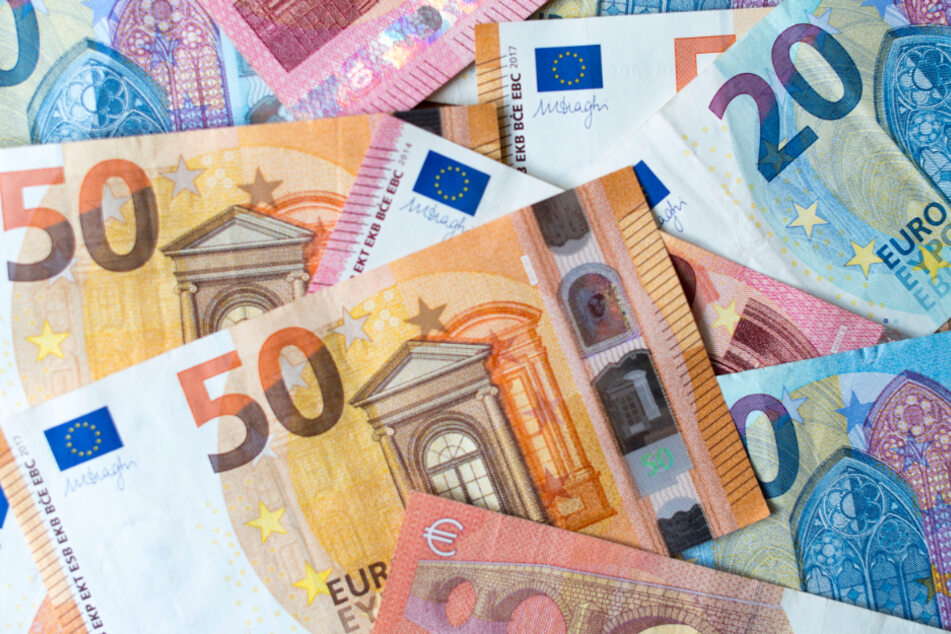 Mega IT-Panne! 2,2 Millionen Euro landen auf Konten von Lehrern und Beamten