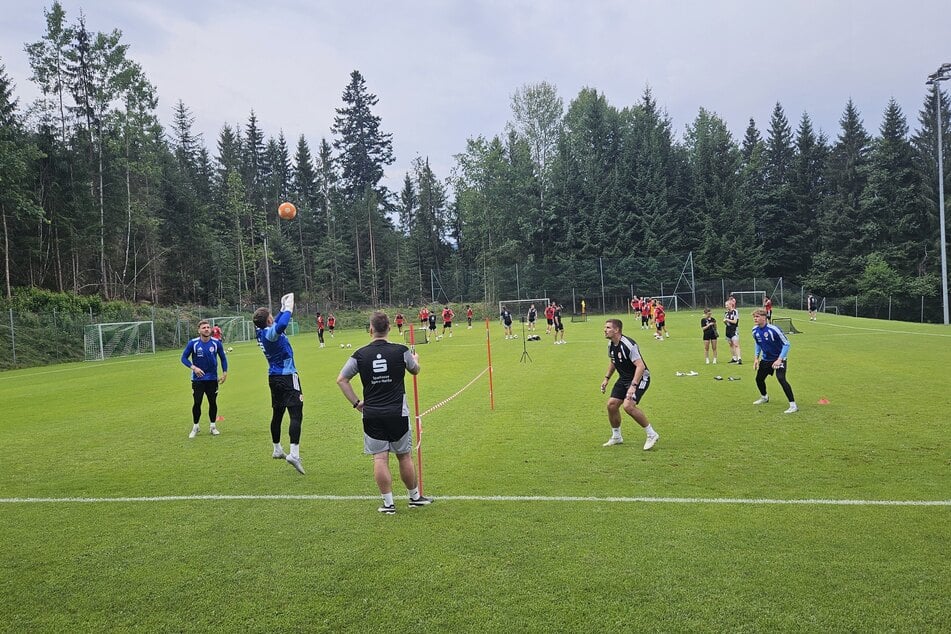 Währenddessen messen sich die Torhüter im Fußballtennis.
