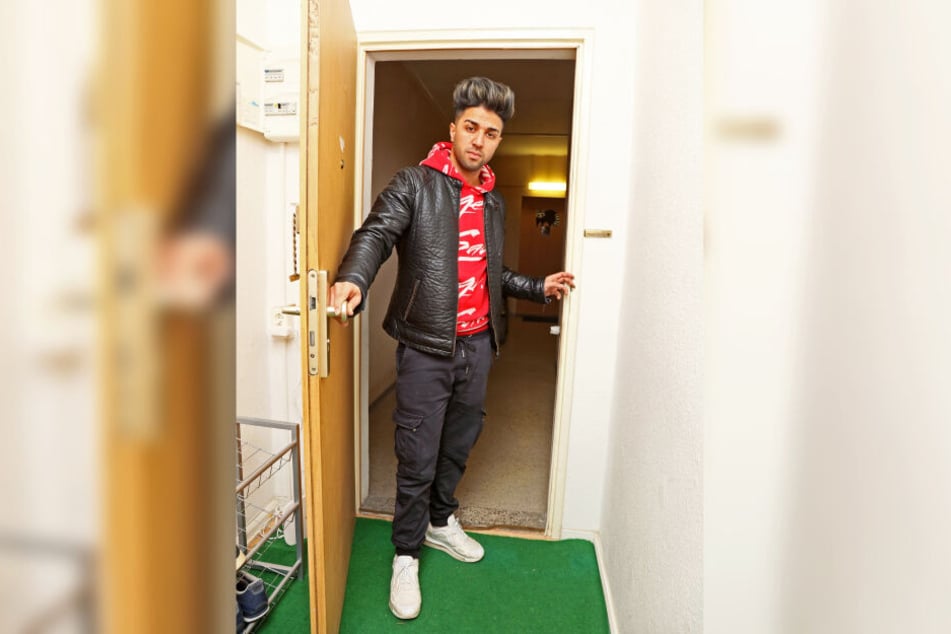 Behroz Sajadi (20) ist schockiert: Blitzeinbrecher durchwühlten seine Wohnung in nur elf Minuten.