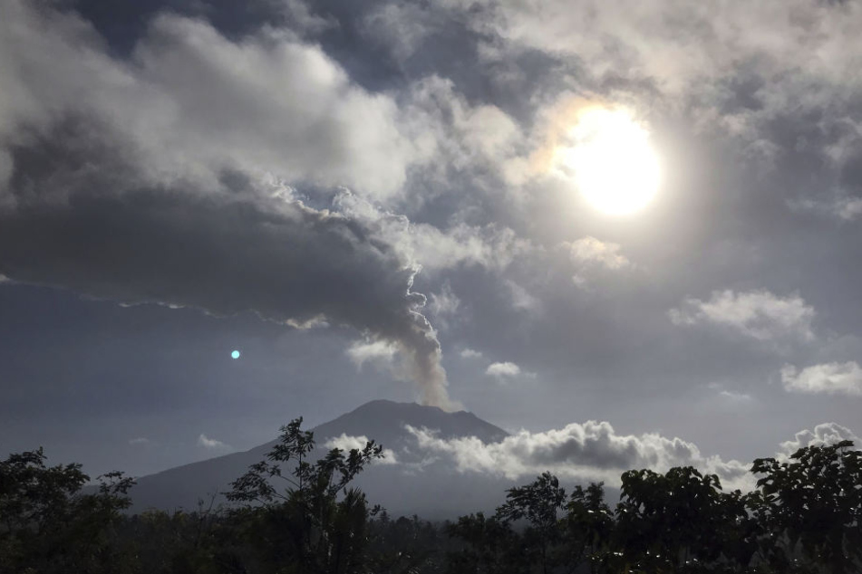 Rauch und Asche steigt aus dem Mount Agung Vulkan auf.
