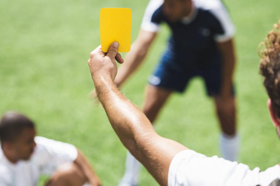 Schiedsrichter werden wegen ihrer Entscheidungen auf dem Spielfeld häufig angefeindet (Symbolbild).