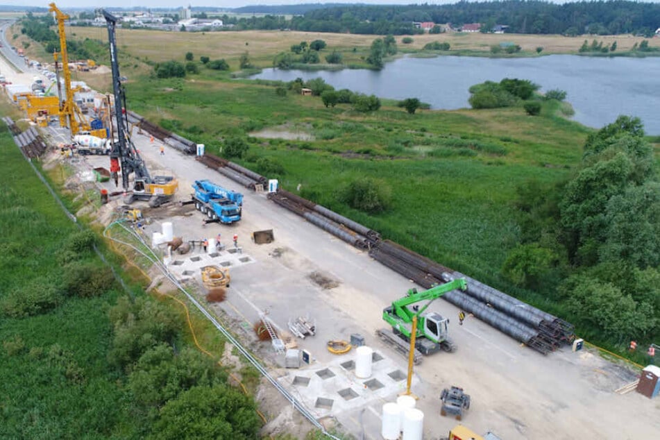 Zwei Baufirmen errichten derzeit eine Behelfsbrücke an der A20 bei Tribsees.