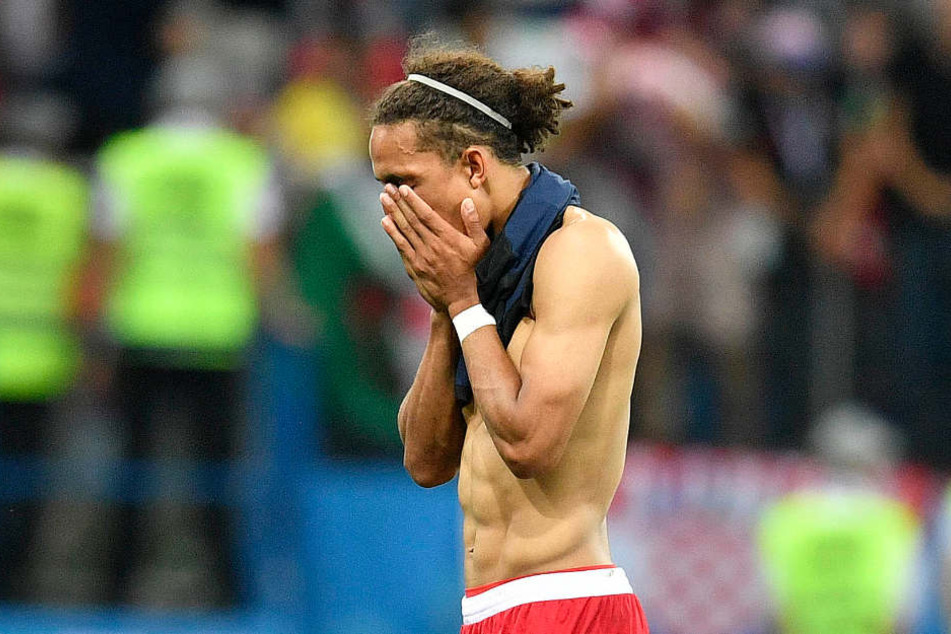 Alles verpasst? Yussuf Poulsen (24) musste erstmal die neuesten News checken, als er aus dem Urlaub wieder kam.