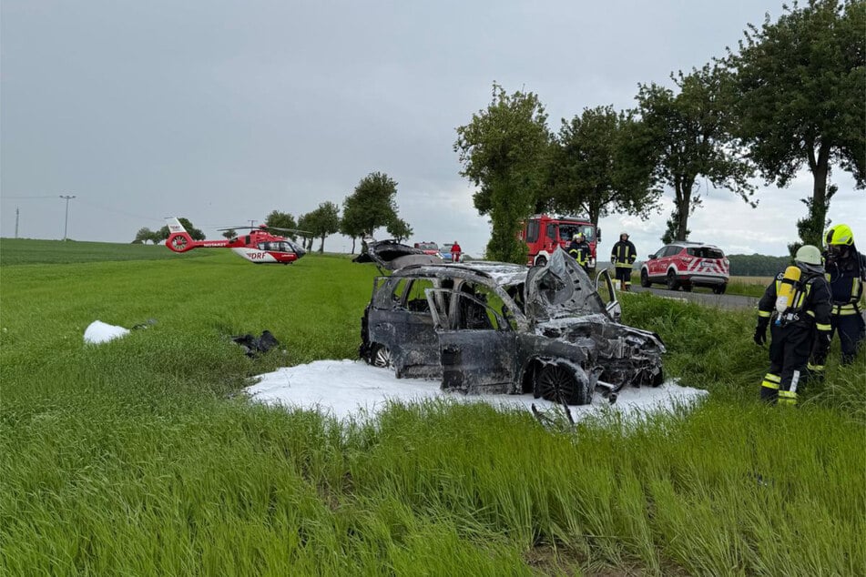 Der Wagen wurde durch das Feuer vollständig zerstört.