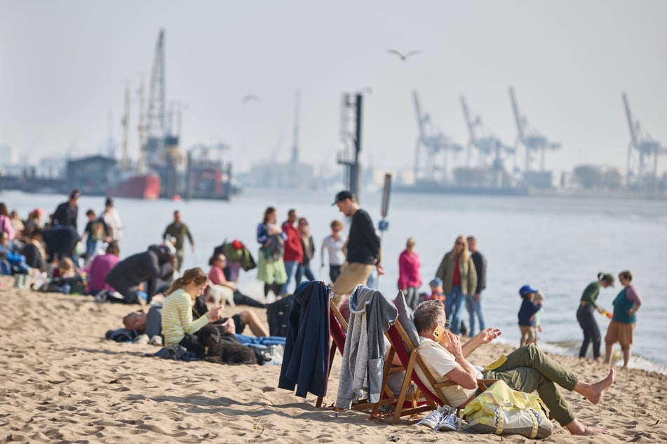 Der Elbstrand ist in Hamburg vor allem im Sommer eine beliebte Badestelle.
