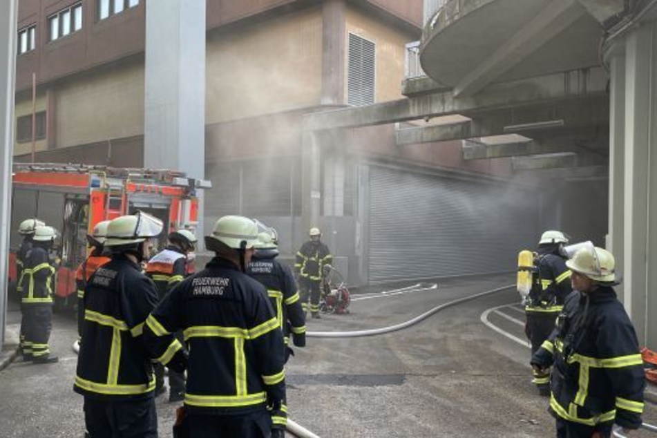 Hamburg: Feuer im "Billstedt Center": Einkaufzentrum geräumt, eine Person verletzt!