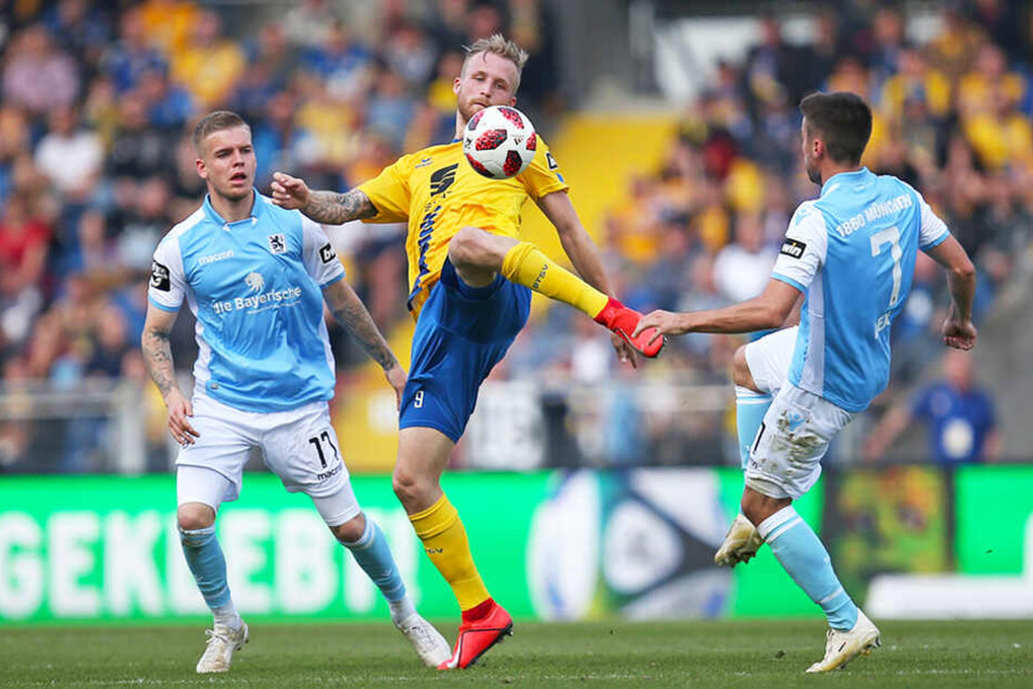Braunschweigs Sturmtank Philipp Hofmann (M.) behauptet den Ball gegen gleich zwei Sechziger.