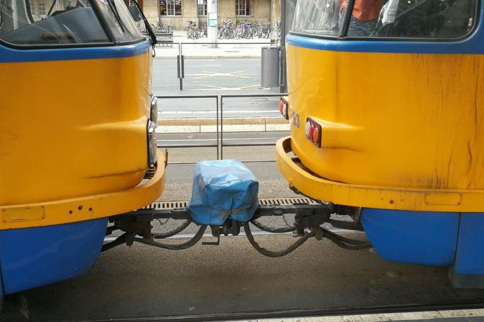 An solch einer Stelle einer Straßenbahn der Linie 4 kletterte der 40-Jährige über die Kupplung.