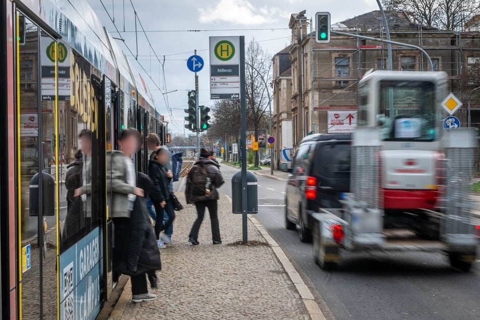 An der Haltestelle Rößlerstraße gibt es keine Geländer.
