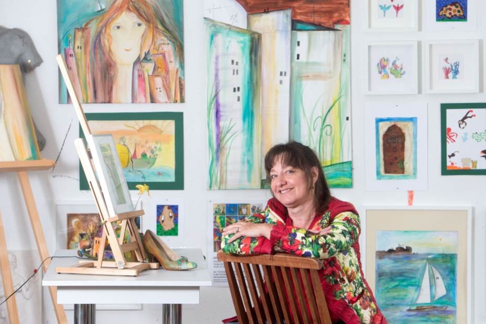 Malerin Benita Martin (56) freut sich in ihrem Atelier auf die Kids.