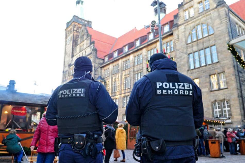 Mitarbeiter des Ordnungsamtes gehen auf dem Weihnachtsmarkt Streife - in Chemnitz ist das ebenso wie in Dresden.