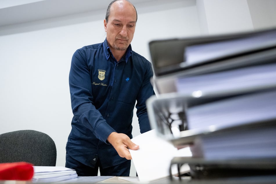 Das Landgericht in Dessau-Roßlau hat den "Reichsbürger" Peter Fitzek (59) zu einer Freiheitsstrafe verurteilt. Der Angeklagte will, dass dieses Urteil noch einmal überprüft wird.