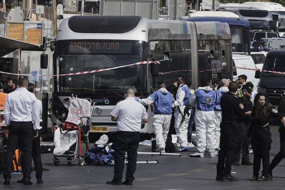 Bei einem mutmaßlichen Anschlag in einem Bus in Jerusalem kamen vier Menschen ums Leben.