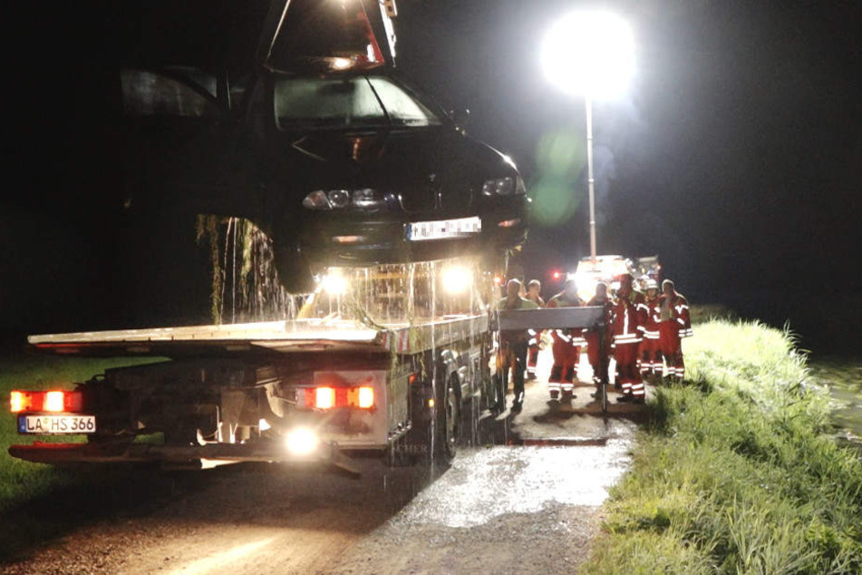 Der BMW der jungen Frau musste aus dem Fluss geborgen werden.