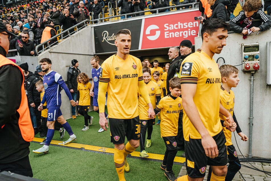 Hand in Hand kommen die Einlaufkinder mit den Dynamos aus der "Mixed-Zone".