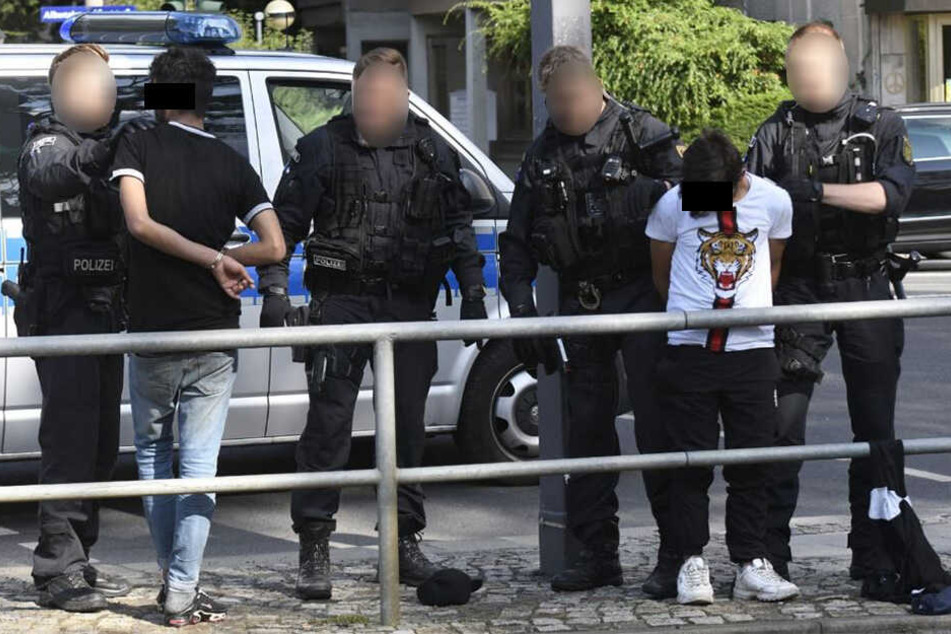 Zwei der mutmaßlichen Drogendealer wurden in Handschellen festgenommen.