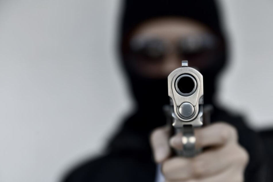 Mit einer Waffen überfiel der Fremde die Tankstelle. (Symbolbild)
