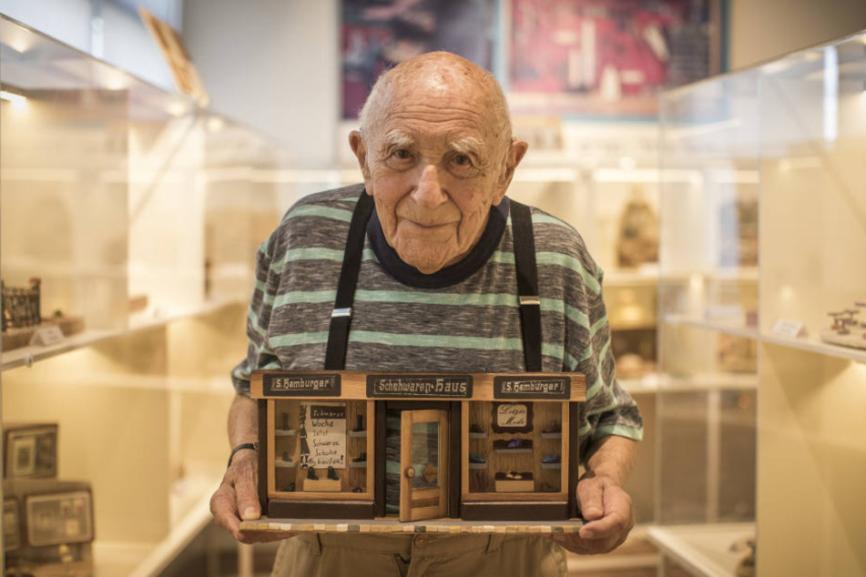 Herbert "Mosche" Samter (94) zeigt sein selbstgebautes Miniaturmodell des Reichenbacher Schuhgeschäfts "Hamburger", in dem sein Vater einst arbeitete.