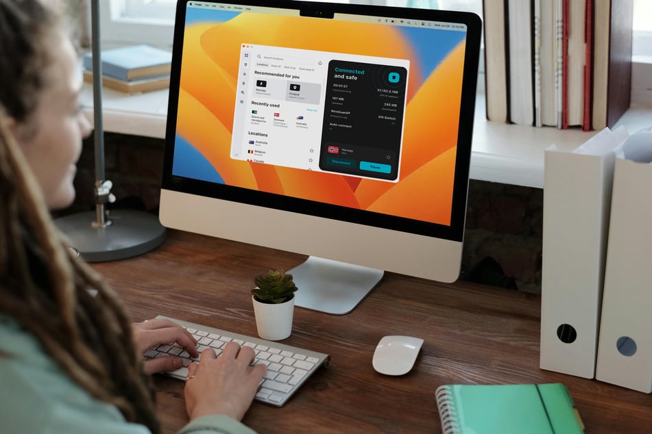 Person richtet VPN auf einem Desktop-Computer ein, um Hulu zu streamen