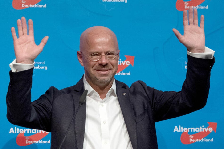 Brandenburgs AfD-Chef Andreas Kalbitz freut sich über seine Wiederwahl.