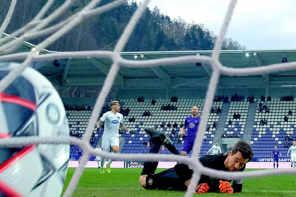Wie die Bilder sich gleichen: FCE-Keeper Martin Männel liegt am Boden, der Ball im Netz. Robert Andrich (l.) brauchte nur fünf Minuten für Heidenheims Führung.