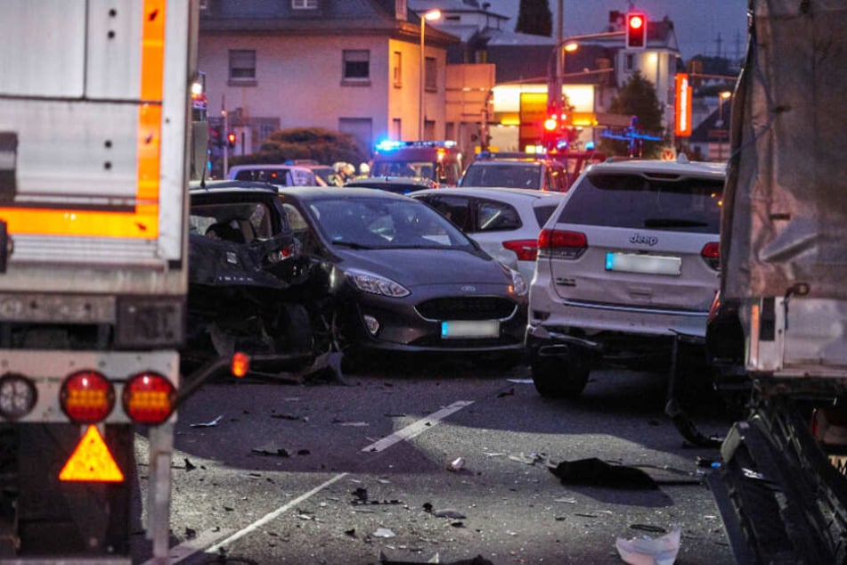 Mehrere Autos wurden durch den Aufprall zusammengeschoben.