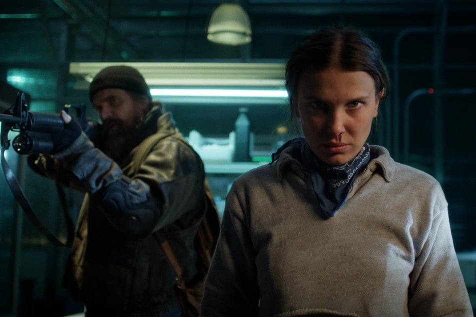 Brown an der Seite von David Harbour (50) in der letzten "Stranger Things"-Staffel.