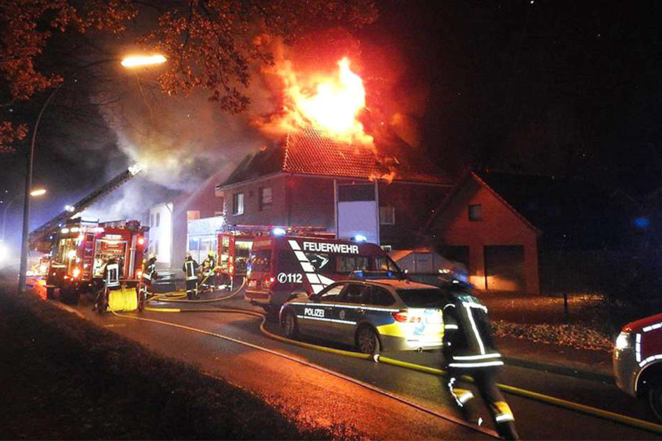 In der Nacht fing das Gebäude Feuer.