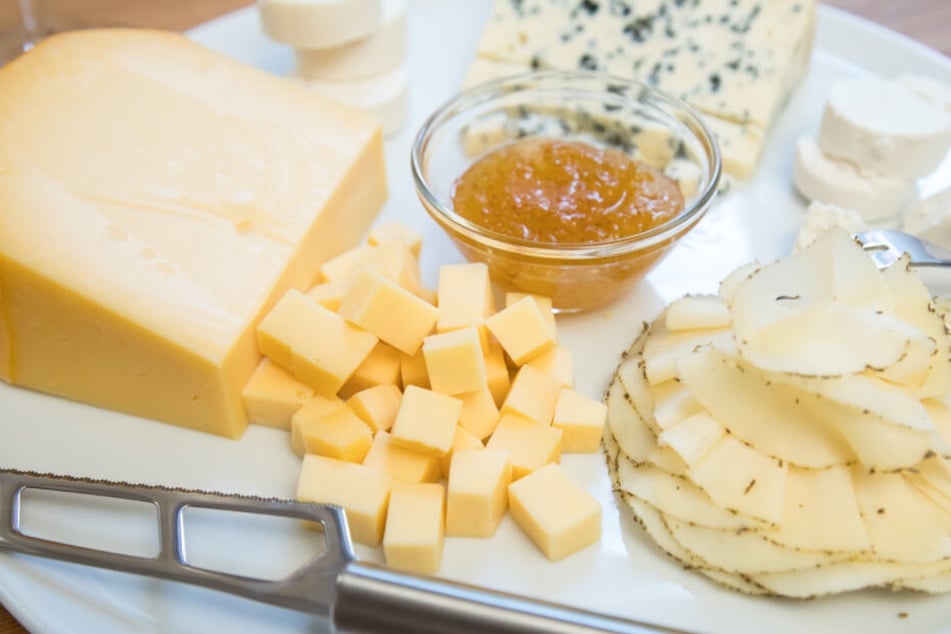 Der Käse sollte auf keinen Fall verzehrt werden. (Symbolbild)