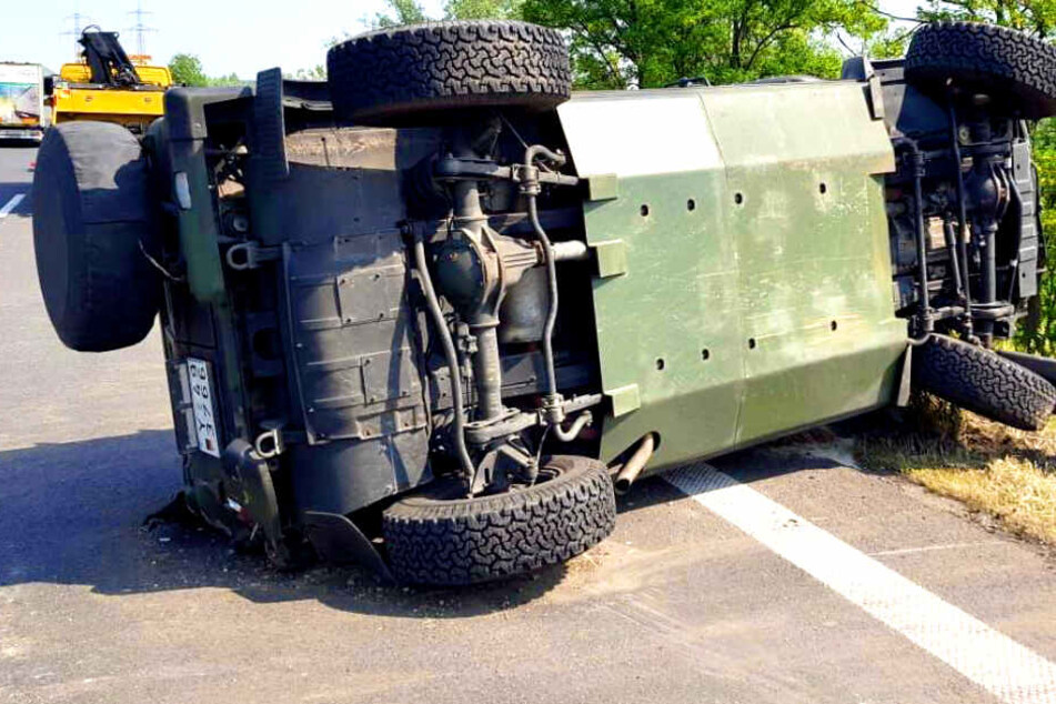 Panzerwagen überschlägt sich auf Autobahn!