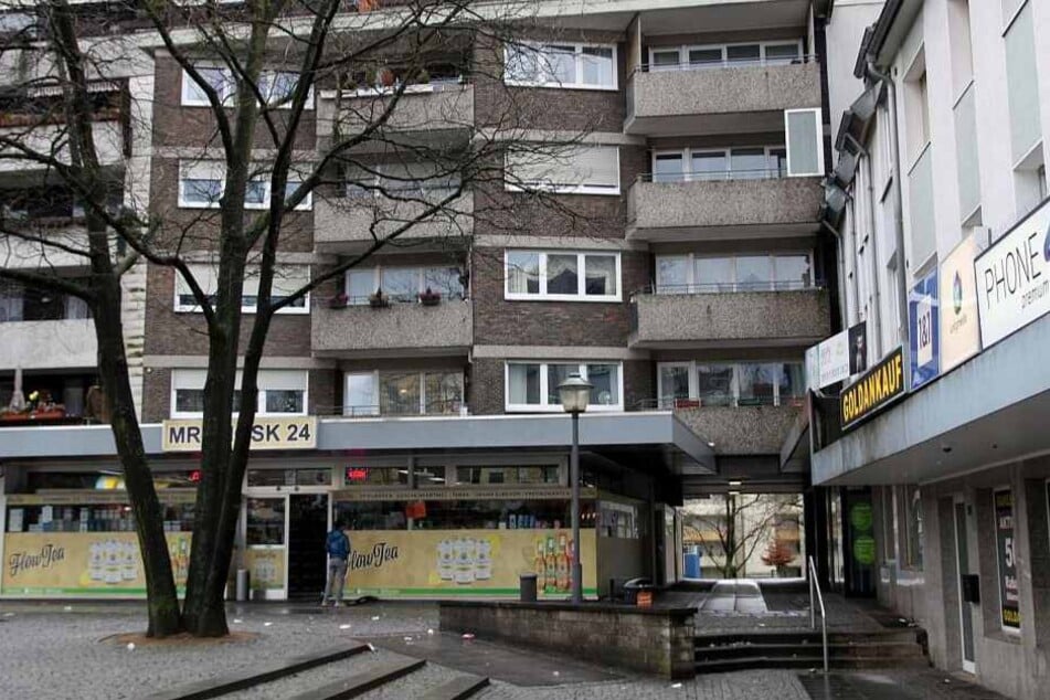 Die großzügigen Öffnungszeiten des Kiosks zieht viele Alkoholiker auf den Platz.